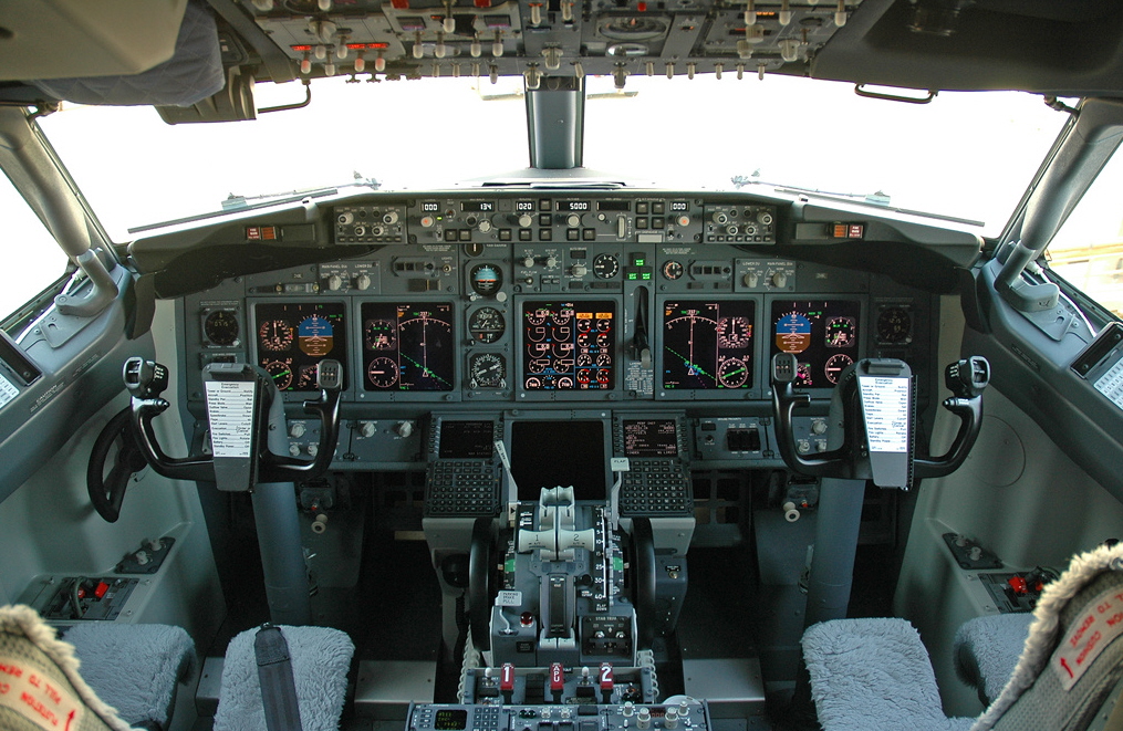 http://www.hispaviacion.es/wp-content/uploads/2014/04/737NG-cockpit.jpg