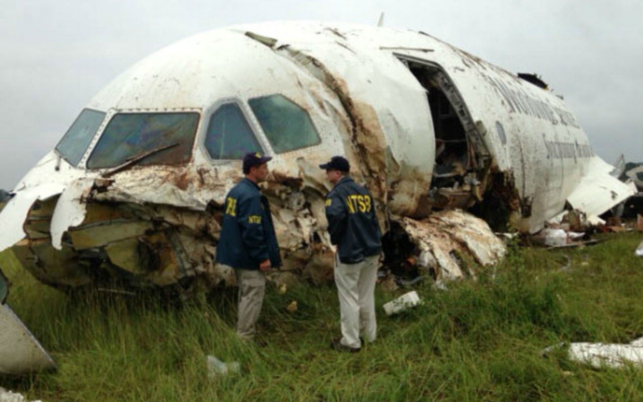 Trabajadores del NTSB inspeccionan un avión accidentado