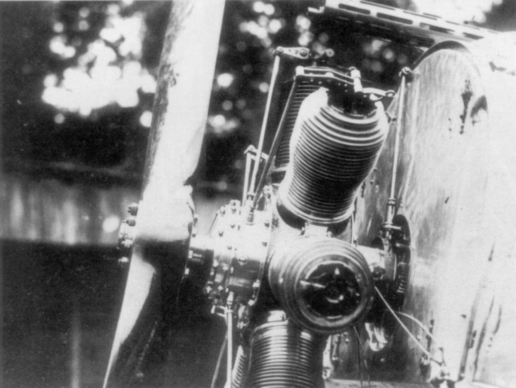Detalle del sistema de Antony de Fokker, mostrando el engranaje Stangensteuerung conectado directamente al accionamiento de la bomba de aceite en la parte trasera del motor. Wikipedia.