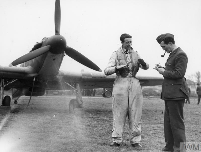 Un piloto de Hurricane habla con un oficial de inteligencia despuÃ©s de volver de un combate aÃ©reo en Octubre de 1940. Imperial War Museum 