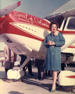 Geraldine â€œJerrieâ€ Mock posando junto a su Cessna 180 en el aeropuerto de Port Columbus, el 19 de marzo de 1964, antes de despegar rumbo a su vuelo rÃ©cord en solitario alrededor del mundo en un aviÃ³n monomotor. Foto: Smithsonian National Air and Space Museum
