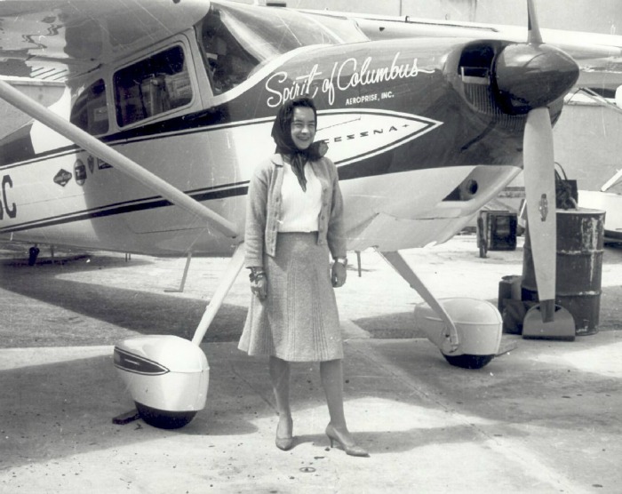 Jerrie Mock junto a su Cessna 180 â€œThe Spirit of Columbusâ€.
