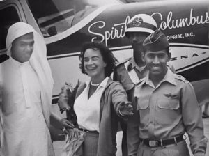 A la llegada de Jerrie Mock a Dhahran, Arabia Saudita. Foto: de Saudi Aramco, la empresa estatal de petrÃ³leo y gas de Arabia Saudita, para Smithsonian National Air and Space Museum