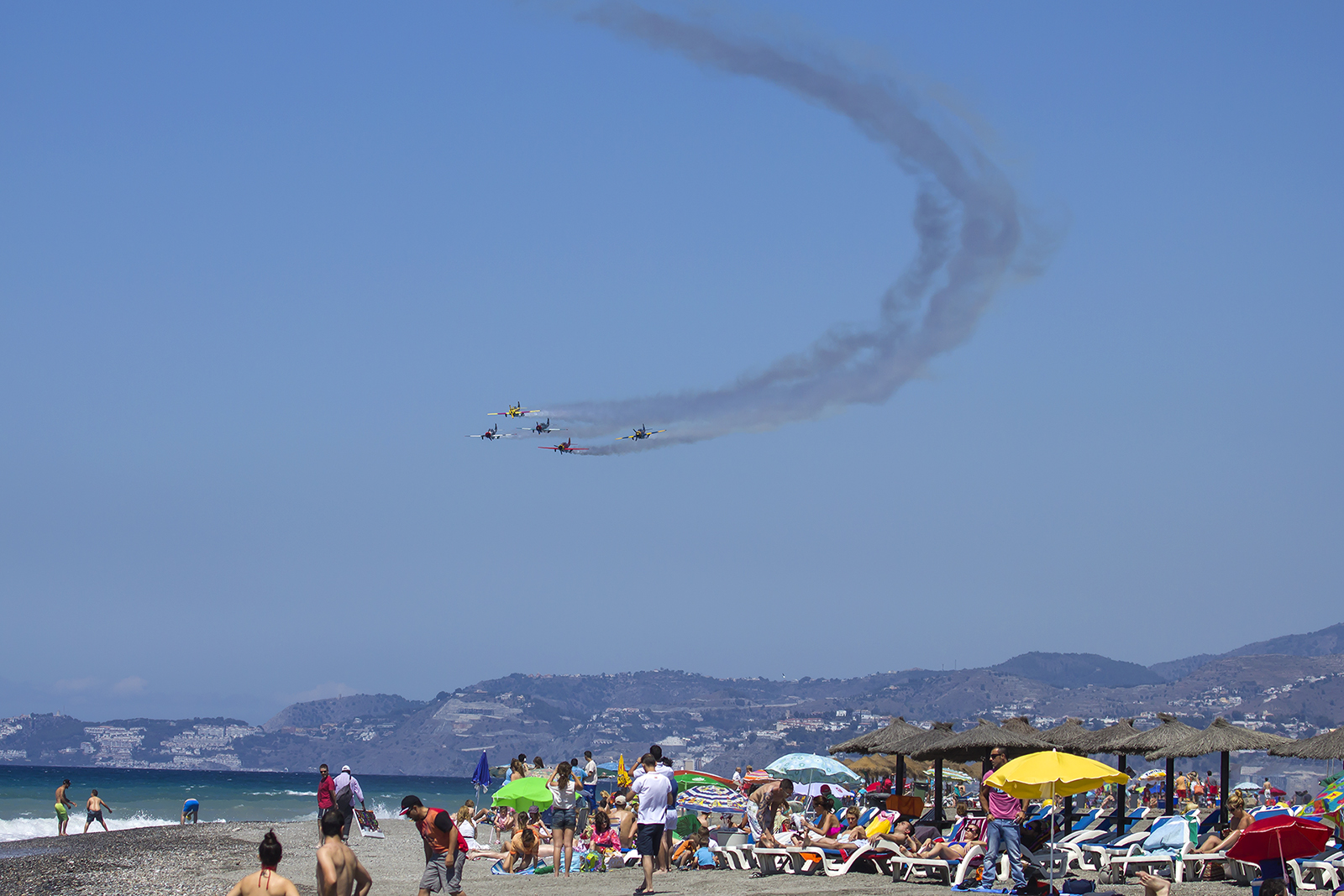 Vista de la playa y los aviones evolucionando en la exhibición