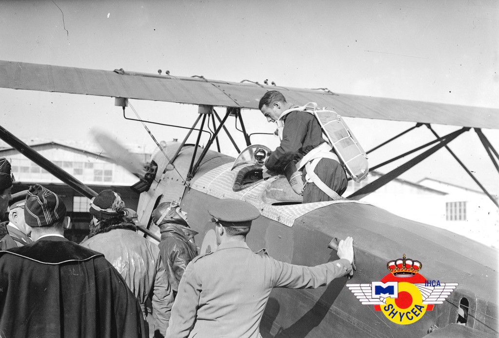 Méndez Parada a bordo de su avión Foto: Fondo fotográfico del Archivo Histórico del Ejército del Aire