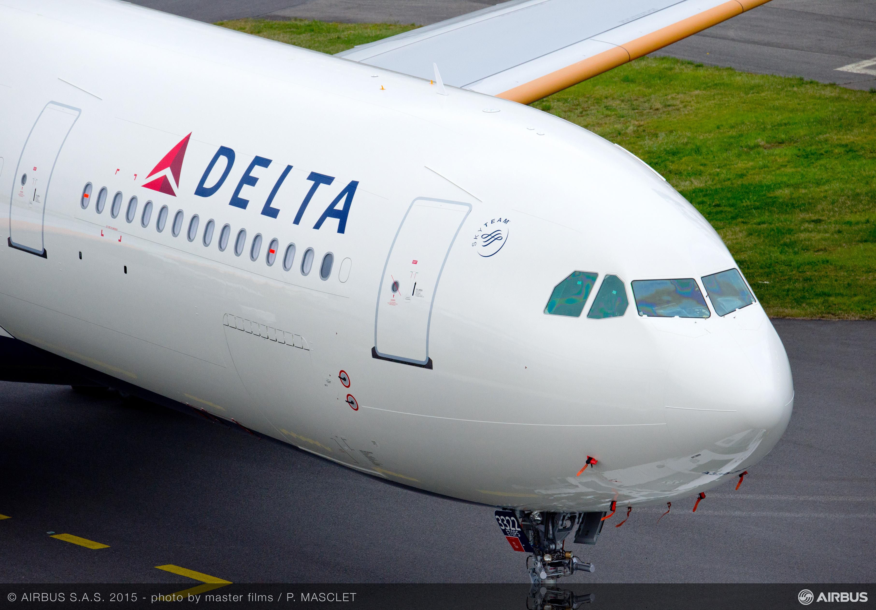 A330-300_242T_Delta_Air_Lines_roll_out_painthall_3