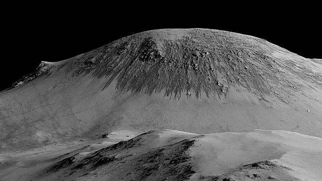 Imagen de Marte obtenida por satélite donde se puede ver que hay largas y finas líneas en las pendientes, como si estuvieran formadas por el deslizamiento de pequeñas gotas. NASA/Greg Shirah 