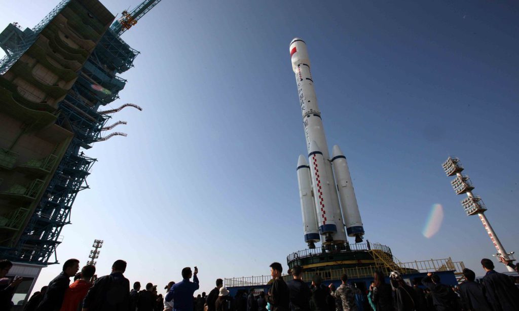 Cohete March 2-F con la estación Tiangong-1 a bordo, preparado para el despegue. Foto: AFP