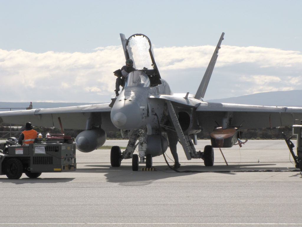 F-18 con un misíl Taurus instalado. (Foto: E.A.)