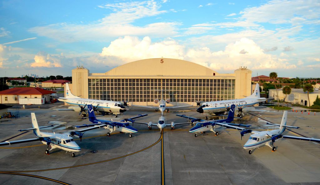 Foto: Aviones de la NOAA en su base de la Base Aérea MacDill en Tampa, Florida. Foto NOAA