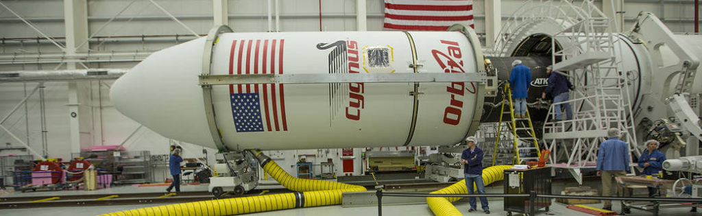 La cápsula Cygnus siendo instalada en el cohete Antares