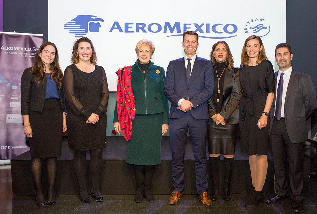 La embajadora de México en España y el VicePresidente de Ventas Latinoamérica, Europa y Asia de Aeroméxico en el centro de la imagen