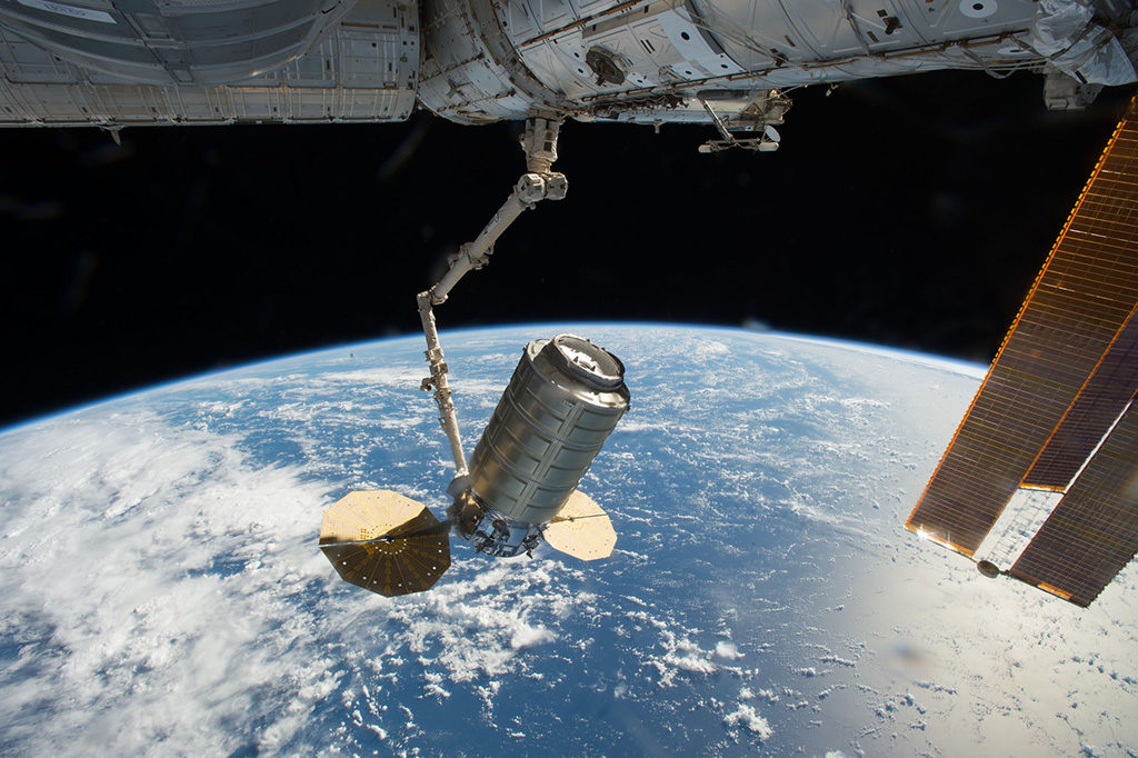 La Cygnus siendo capturada por el brazo robótico de la Estación. foto: NASA