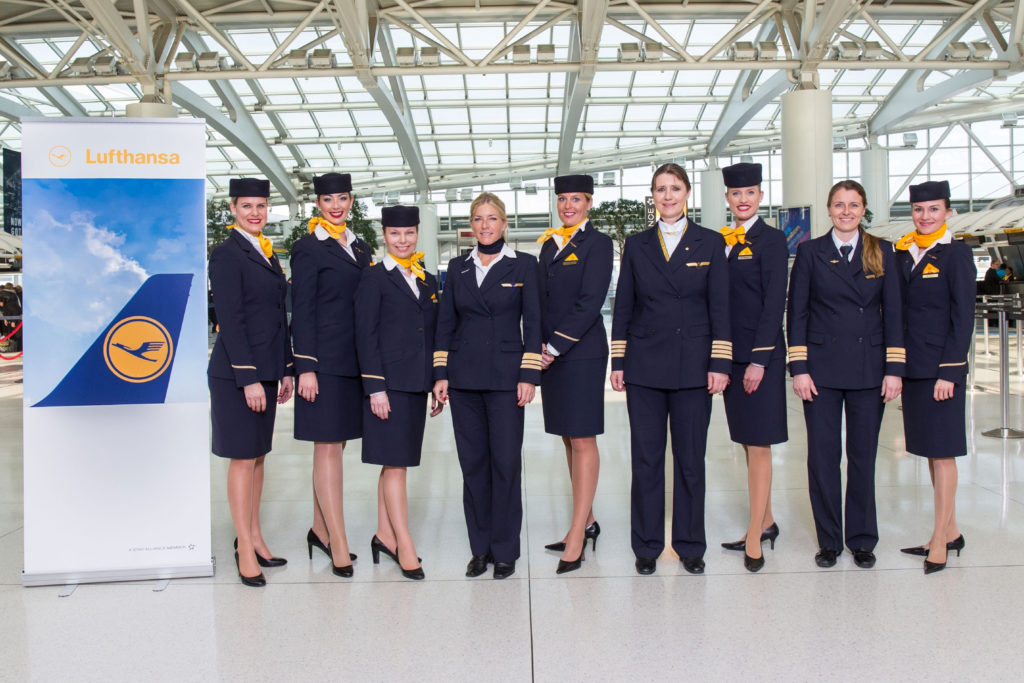 Lufthansa-747-crew-all-female