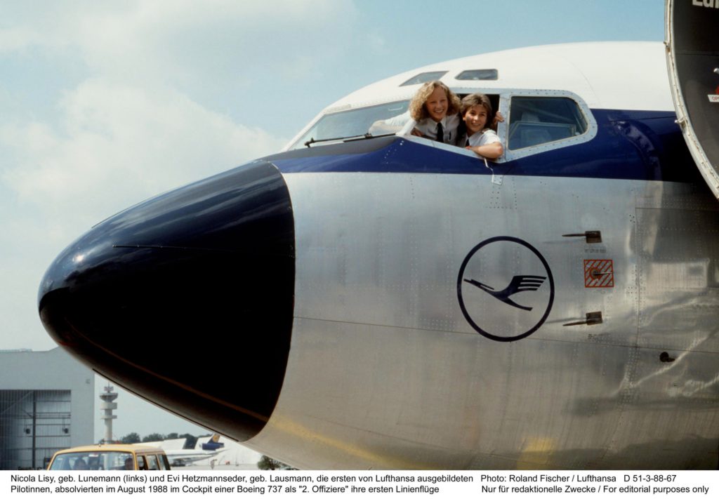 Nicola Lisy, de soltera Lunemann (izquierda) y Evi Hetzmannseder, de soltera Lausmann, la primera persona con formación en Lufthansa. pilotos, completaron sus primeros vuelos regulares en agosto de 1988 en la cabina de un Boeing 737 como "2º oficiales Foto: Roland Fischer / Lufthansa 1988