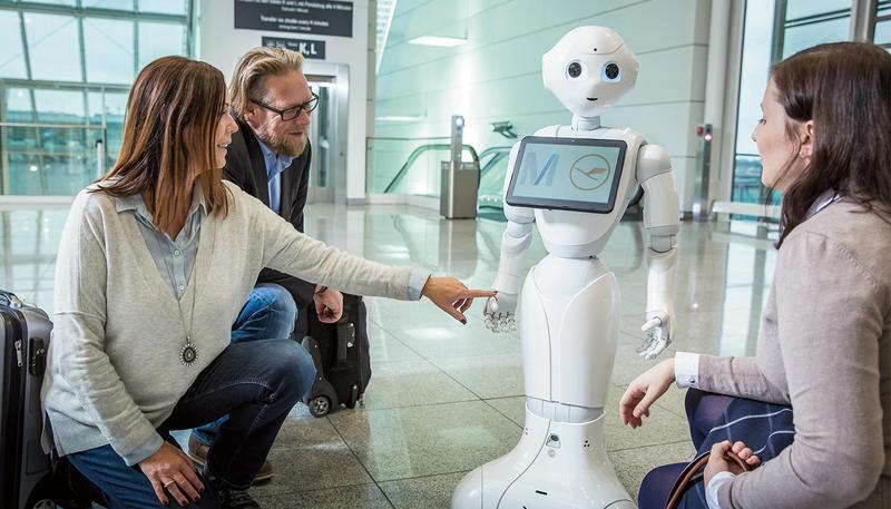 Desde febrero 2018 el aeropuerto de Múnich lleva realizando pruebas en la Terminal 2 con un robot humanoide equipado con inteligencia artificial que atiende y resuelve las dudas de los pasajeros.