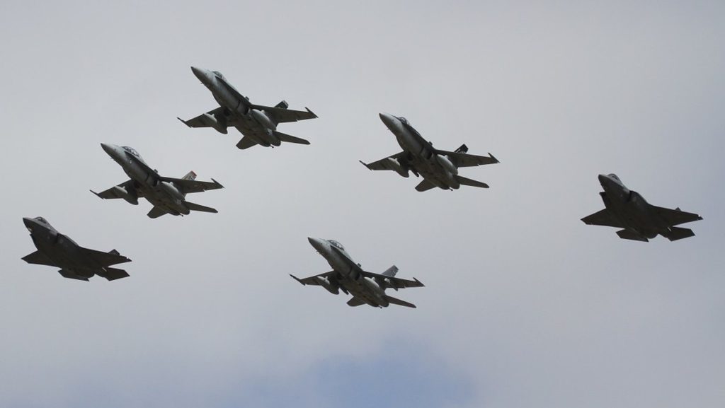 Formación de los dos primeros F-35 con los F-18 en la llegada de los aviones a la Base de Australia