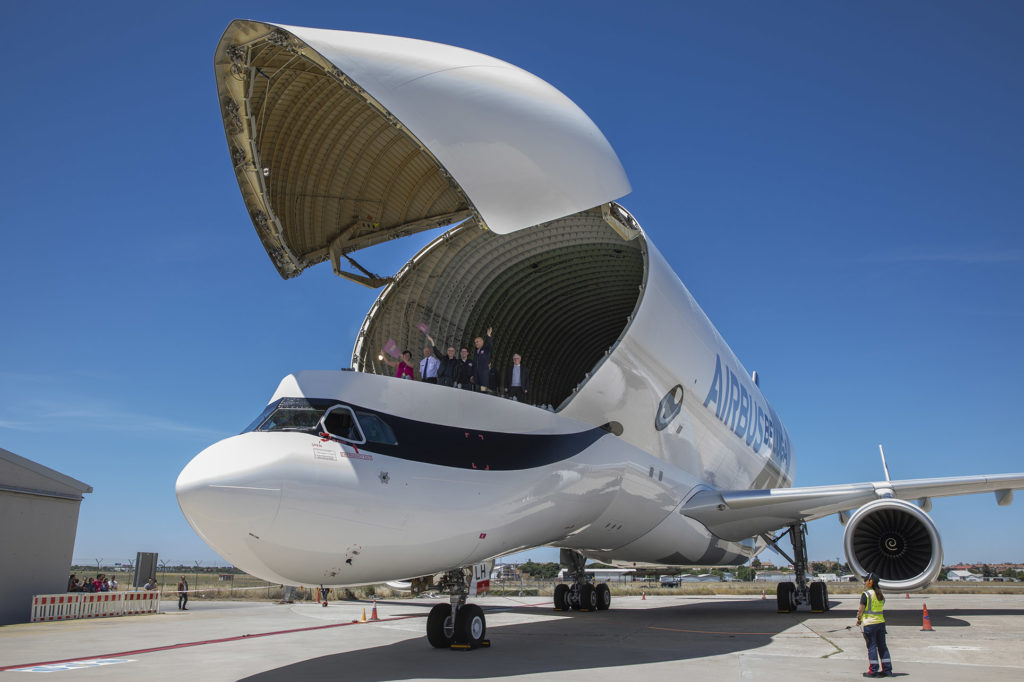 El BelugaXL aterriza por primera vez en la planta de Airbus de Getafe