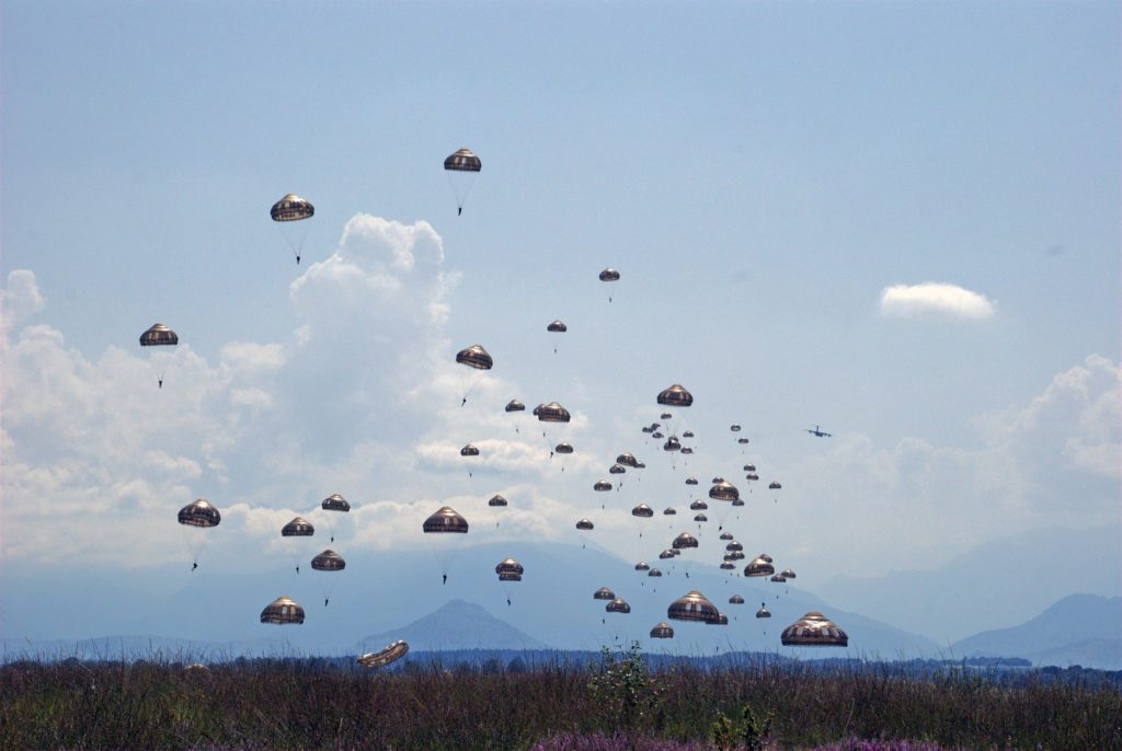 lanzamiento de paracaidistas