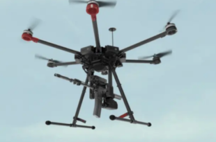 dron armado capaz de derribar objetos estáticos y en vuelo