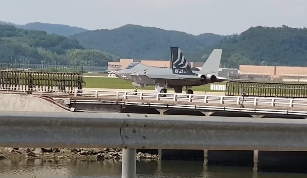 caza surcoreano KF-21