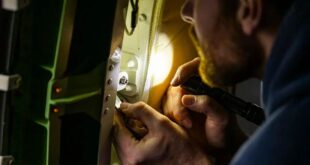 Alaska Airlines Door Inspecction